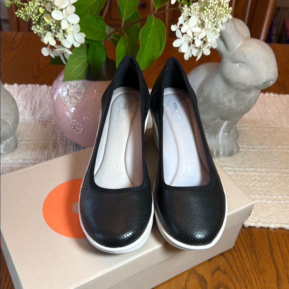Easy Spirit Black and White Wedges